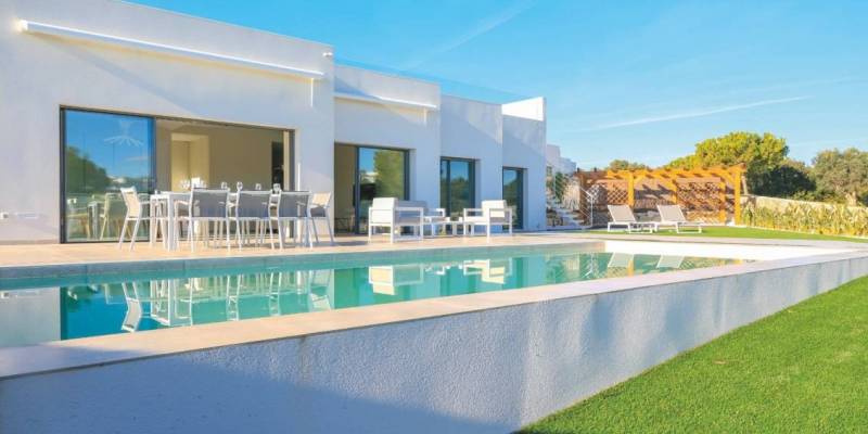 Hvorfor er det den beste avgjørelsen i livet ditt å kjøpe denne villaen for salg i Las Colinas Golf?